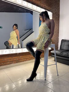 Inndrahot My yellow dress Bilde