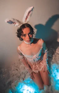 Brann_tadzio This bunny behaves badly when people look at her like that🍆🐰 Εικόνα