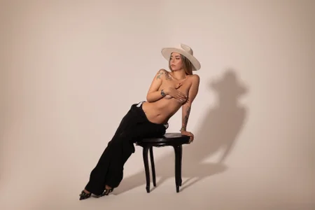 Welcome to my 22 years🎂🖤 de _AbbyCarter  2 Imagens