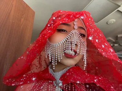 SweetMiaXOin a red suit ❤️ Bild 3