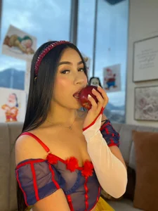 One bite and you’ll be under my spell… forever. 🍎💋 de Ivanna_West  2 Imagens