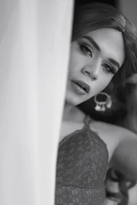 Black and white another different view. de saskya_deluxxe_oficial_ Foto 2