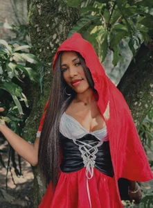 LucianaaMorena lost in the forest Immagine  3