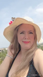 Irina3718 Sunbathing. On the roof of the house. Foto