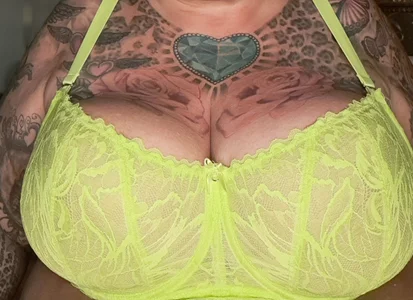 gepiercte_nippel Neongelber BH Foto