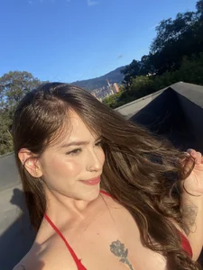 alysa_g_ Do you like red or me? 🤭♥️ Hình 3