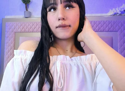 Linda_rousebeautiful girl in her white outfit 💗图片 3