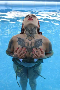 selene_red_ IN THE POOL Pic