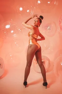 AntonellaHall_ Bubbles of desire Pic 9