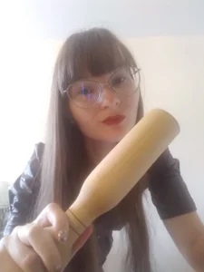 The hostess directs de KiraGoldens  Imagens