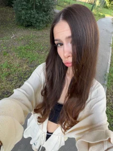 AnabelHun Exploring city streets with my furry friend Foto 4