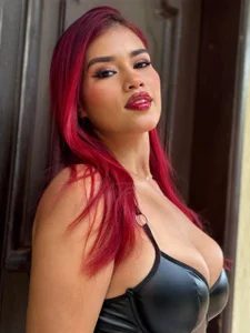KaseyRosse Dare to step inside? 🚪🖤 Foto 4
