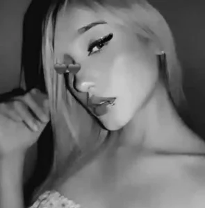 FoxxxyPink: Public ( 3 фото)