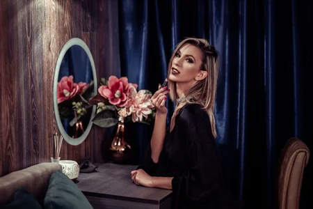 MayaHale Public Pic 9