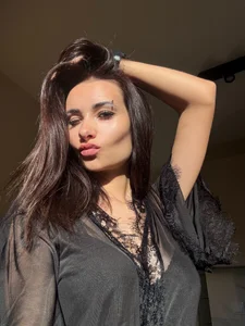 mia_aim Shall we watch the sunrise together? ☀️😎 Immagine  2