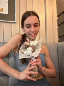 PetraHambelton relax in cafe Pic 4