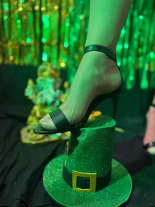 Hillary_Collins1のHAPPY SAINT PATRICK 🍀💵💸の 3枚の写真