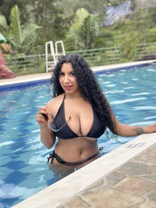 serena_willow In the pool Foto 8