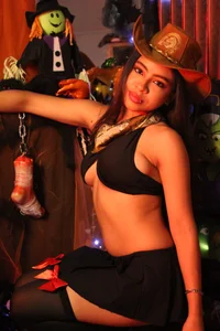 Amara_Connors Public  2টি ছবি