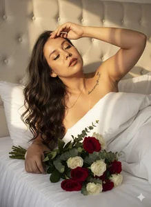 aimee_fordd ❤️ The skin wakes up before the sun... a touch, a breath that mixes with mine 👄❤️‍🔥 Pic