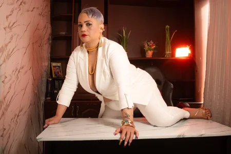 GianellaCox_ THE CHARM OF THE ELEGANT WHITE SUIT IN THE OFFICE Tweet Pic 5