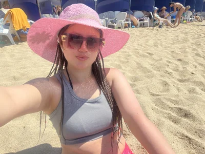 Emmaa_taylorr_ Beach, breeze and sea🌊🏖️🌞 Billede 3