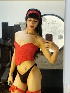 Melody-Joness a red and passionate Pic 4