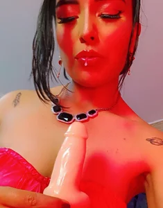 MeliizaQueenのsucking my dildoの 2枚の写真