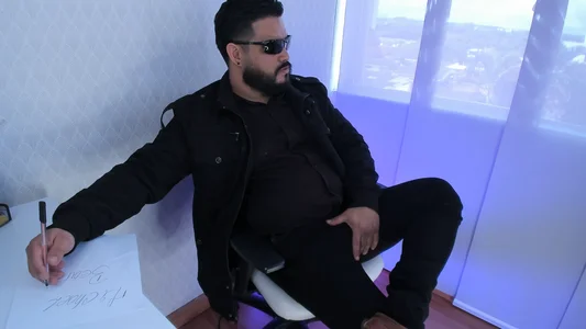 MichaelBear_SHHH... SOMEONE COULD SEE ME AT THE OFFICE🤫🙊😈图片 4