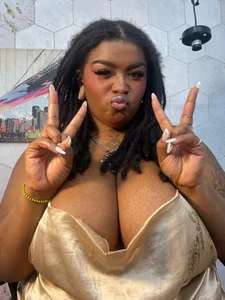 Anaa_Fuentess do you like the color gold?😏🔥🥺 Poză 2