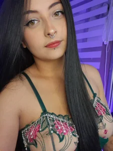 SarahCastro1_のSara with black hair 🙋🏻‍♀️🖤の 8枚の写真