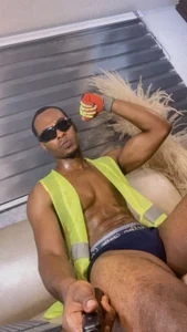 𝐛𝐮𝐢𝐥𝐝𝐞𝐫 𝐛𝐛𝐜 😈 de for_itan  3 photos