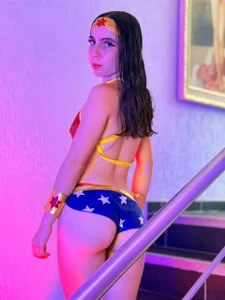 Nova_LewisのYOUR WONDER WOMAN HAS ARRIVEDの 4枚の写真