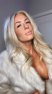 blondiluvsanal Public টি ছবি