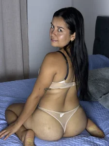 Chloe_y_DanteのChloe is so horny 🥰の 8枚の写真