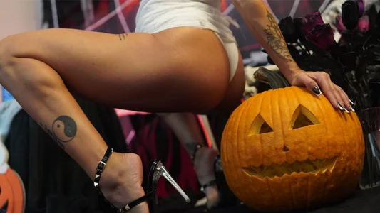 PlayfulShow Trick or lick ?! 🎃 Pic 3