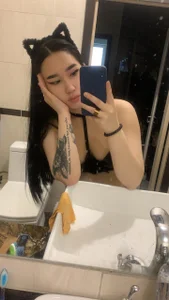 hellamour Public Pic 3