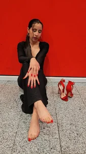 marthina_thompsson ¿You accept a glass of wine?🍷 Foto 6