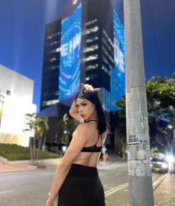 Kisses_Sophia kullanıcısının Me, being naughty in the street, showing off my body 🍑 albümü -  5 fotoğraf