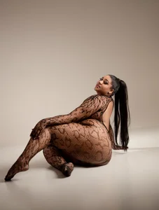 BiancaFollerachのHeavy Curvesの 5枚の写真
