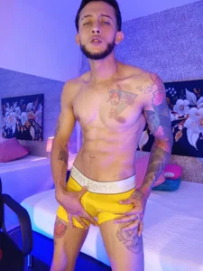 jonas_conor: How does yellow look on me? 💛 ( фото)