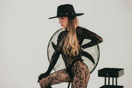 ⚡Lace & Power⚡ od laurencarter1  2 snímek