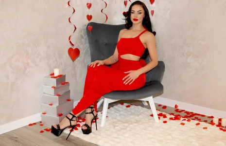 MiaGoldX Dangerously Red Pic 3