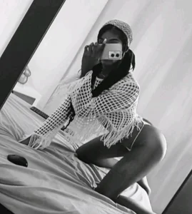 EngelJoness The mirror is enjoying the view… and you? Pic 2