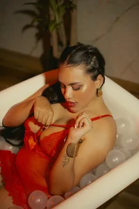 Jeen_Taylor I would love a delicious bathtub with you🍷 Bilde 2