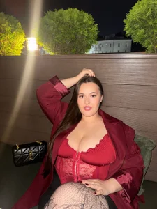 Queen_Monica_ Just a little peek… 👀 Foto 2