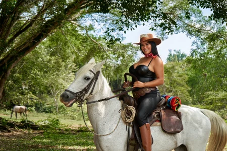Margaret_Saunders 🤠Cowgirl birthday: ride my curves. 🤠🍰 Bilde 2