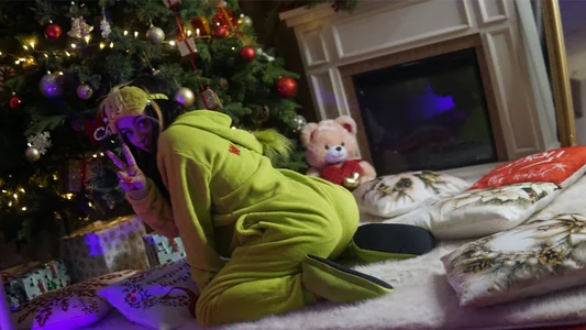 PlayfulElla My Grinch isn’t naughty — just dangerously sexy. Pic 4