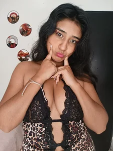 nahomiE26: Public ( 5 фото)