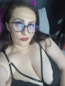 AvaSquirtMilf Mistress in black🖤 Immagine  2